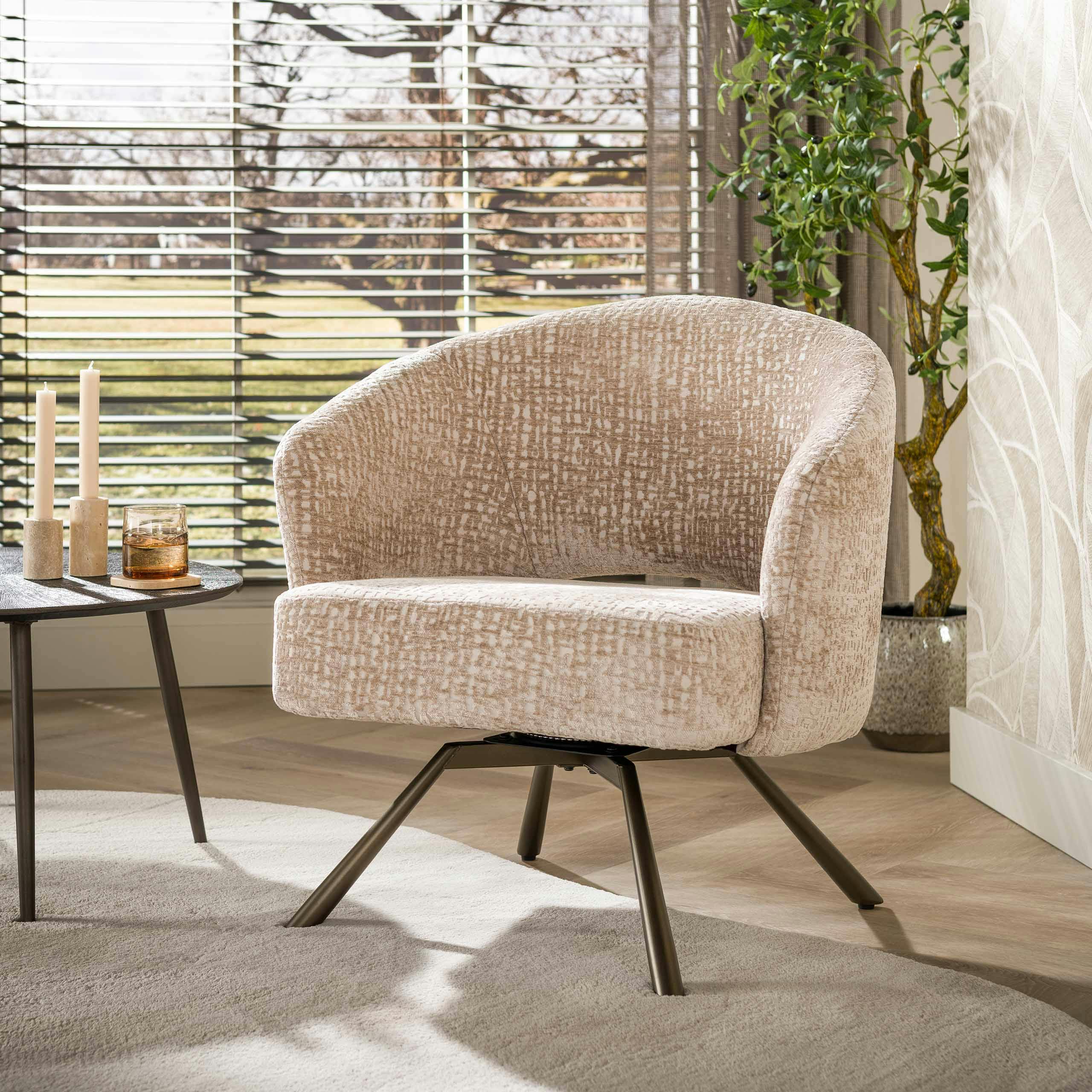 Fauteuil de salon pivotant beige à motifs veloutés bruns CREEK