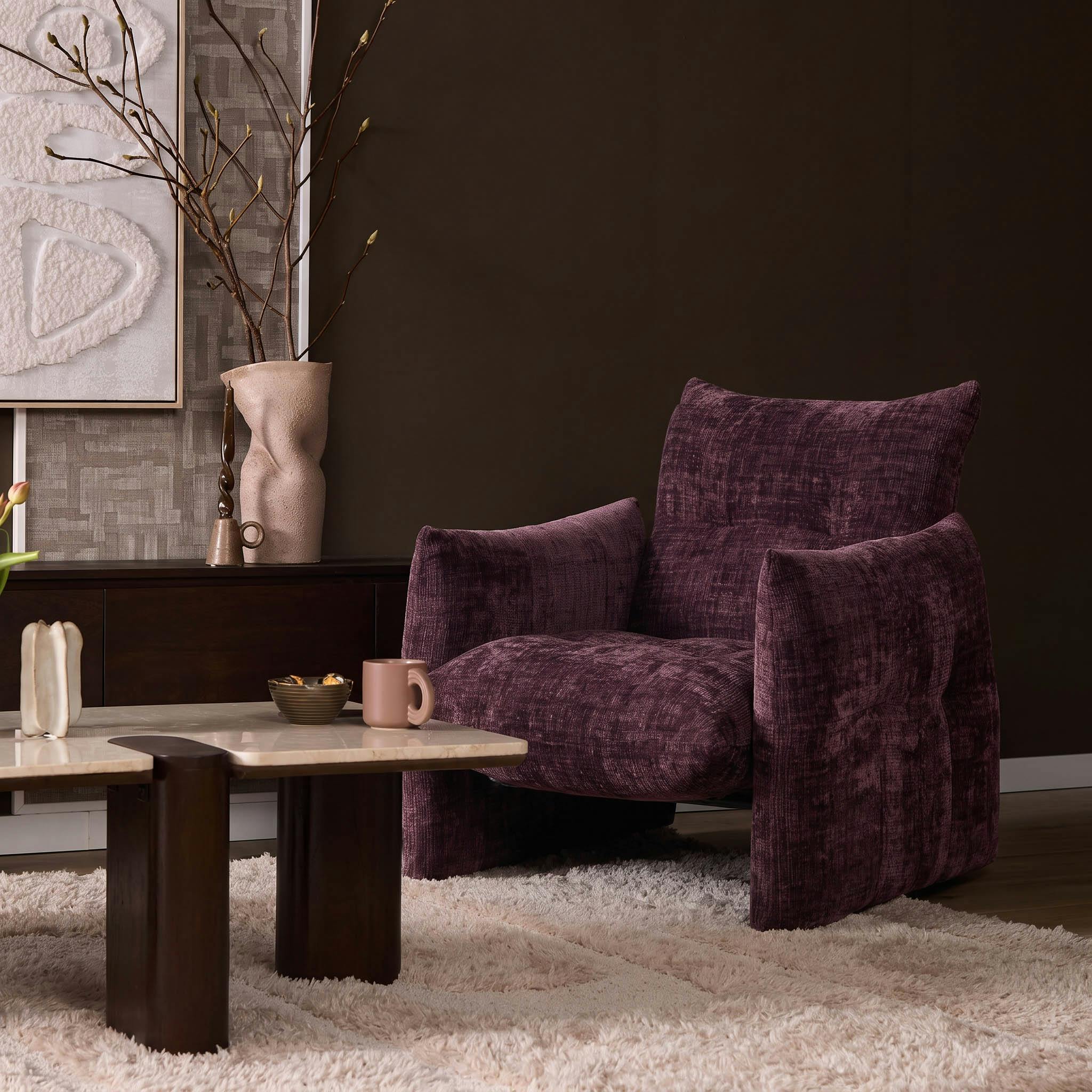 Fauteuil de salon prune à grands accoudoirs CORTINA