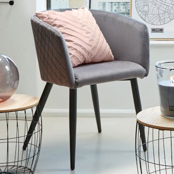 Fauteuil en velours gris foncé à damier