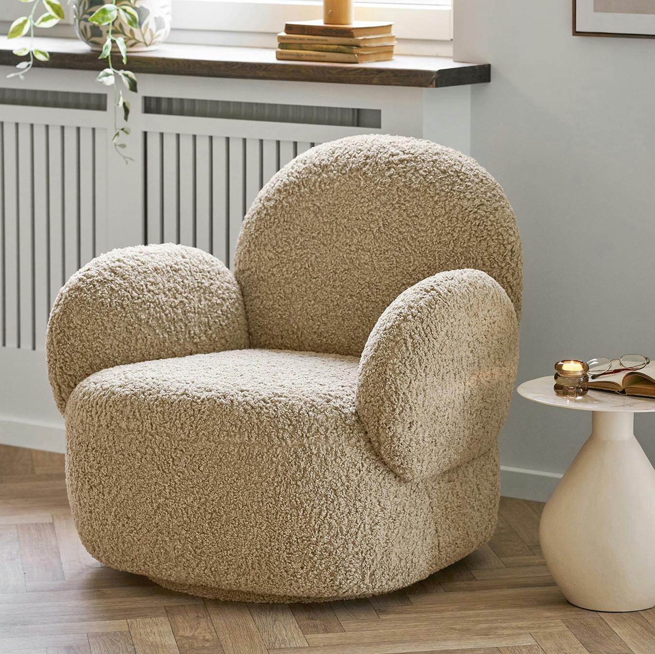 Fauteuil pivotant en tissu bouclette marron clair BERLIN