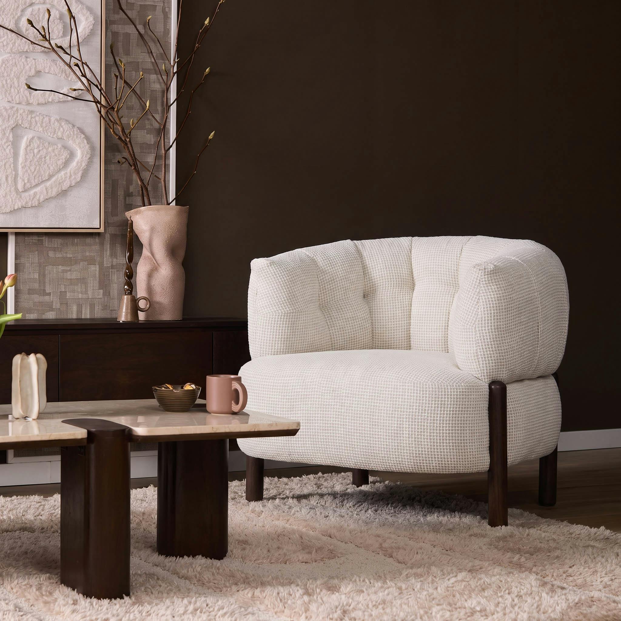 Fauteuil rond beige à pieds bois brun CORTINA