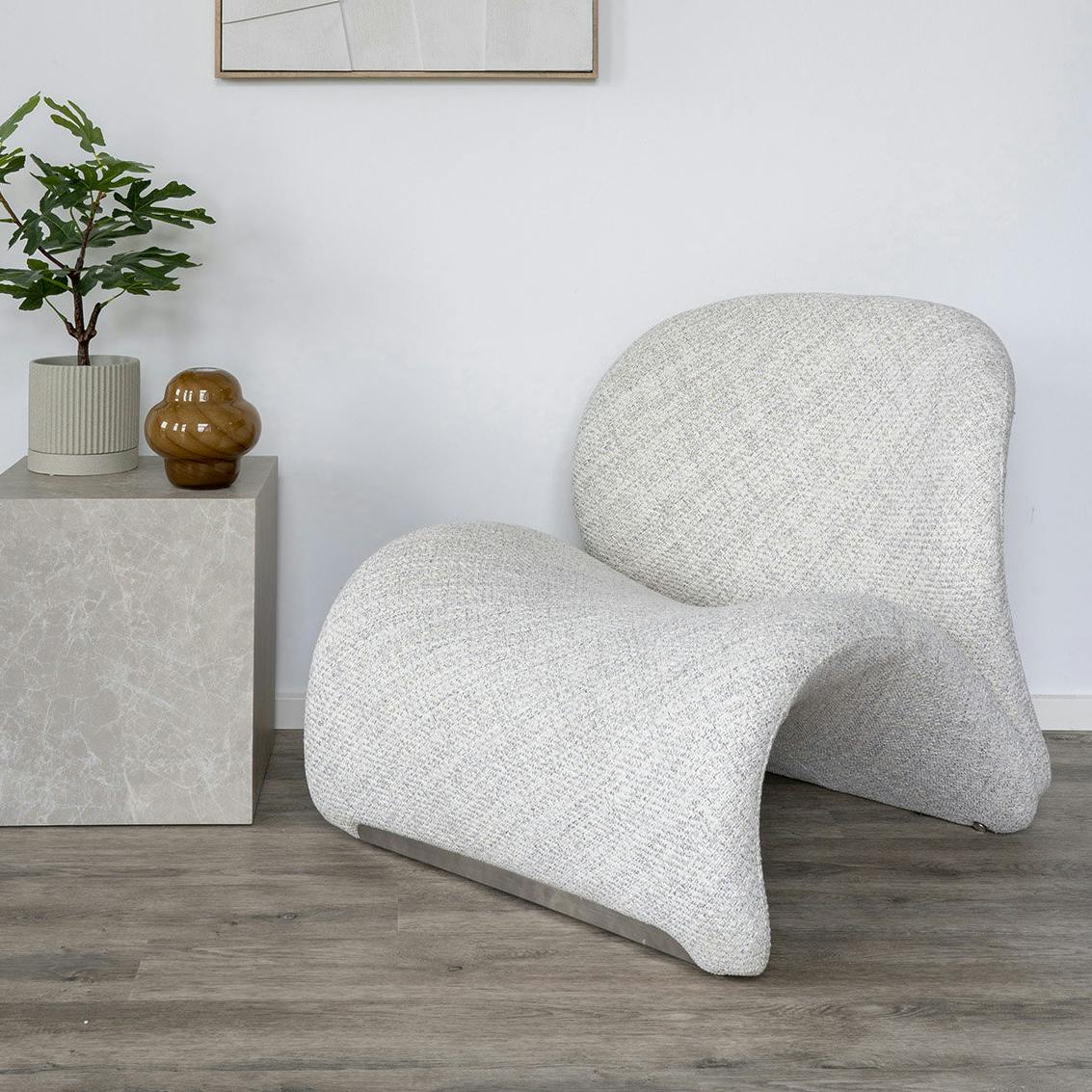 Fauteuil sculptural sans accoudoirs en tissu sable BERLIN