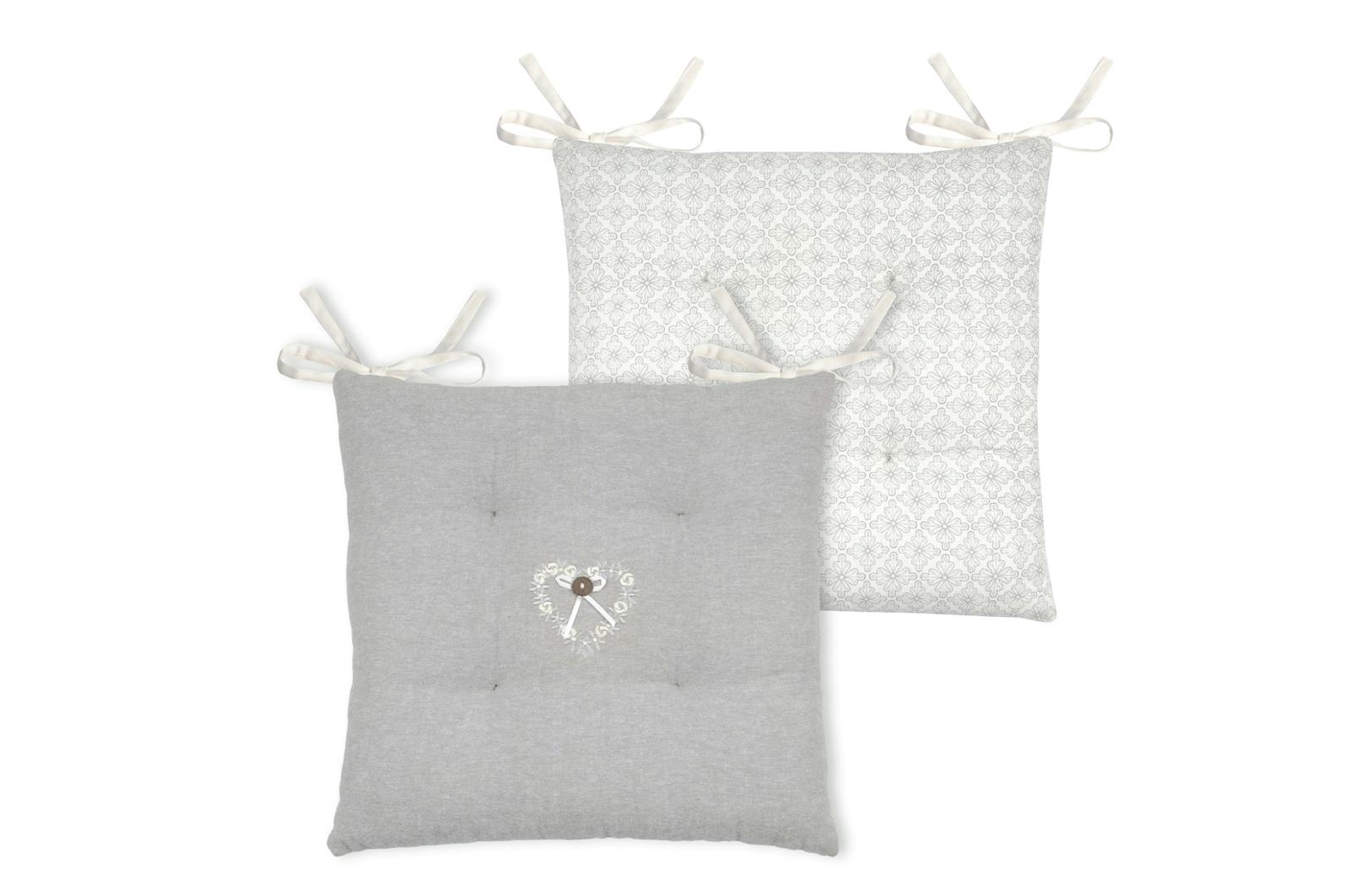 Galette de chaise 4 pts Romantique écru et gris décor floral arabesque et coeur brodé avec bouton 40x40cm 100% coton MANOIR