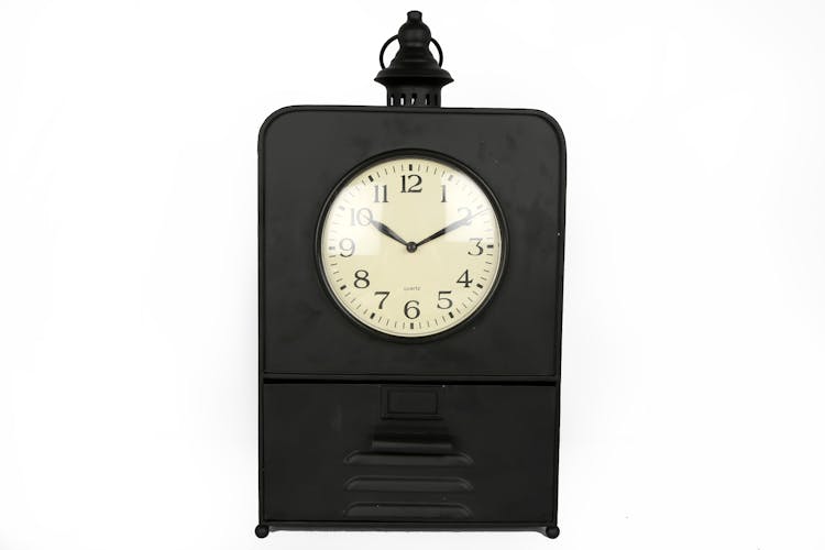 Horloge à poser façon gousset en métal noir vieilli avec tiroir de rangement H46cm