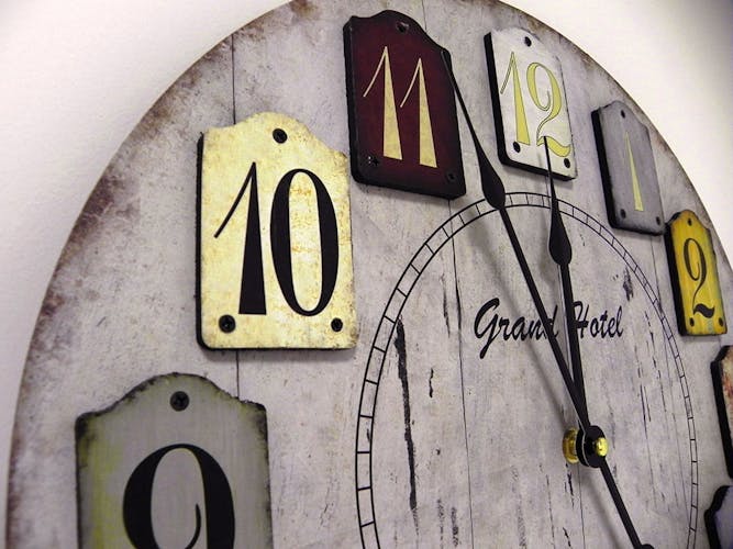 Horloge "Grand hotel London" en bois naturel et chiffres multicolor D40cm