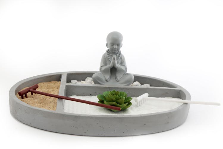 Jardin zen avec moine forme ronde