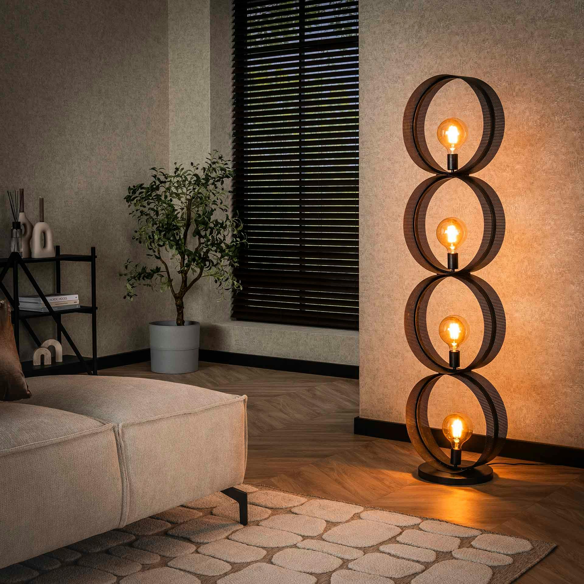 Lampadaire design 4 anneaux en métal perforé RALF