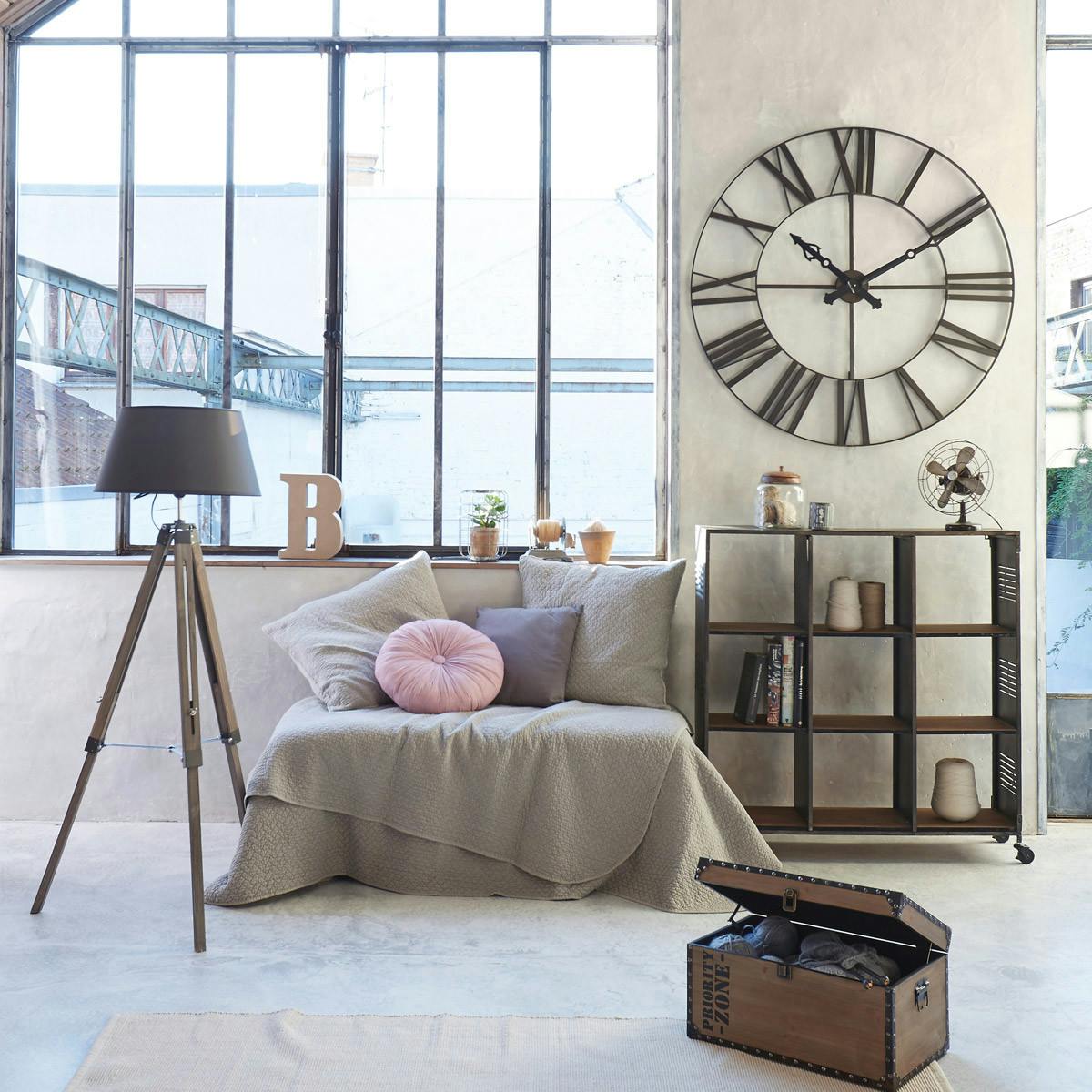 Lampadaire en bois patiné grisé forme trépied et abat-jour gris H145cm