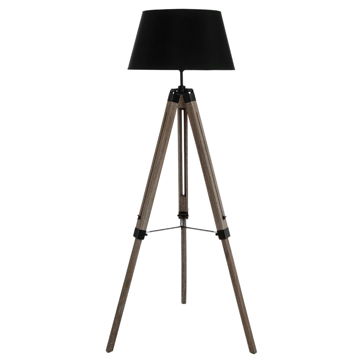 Lampadaire en bois patiné grisé forme trépied et abat-jour noir H145cm