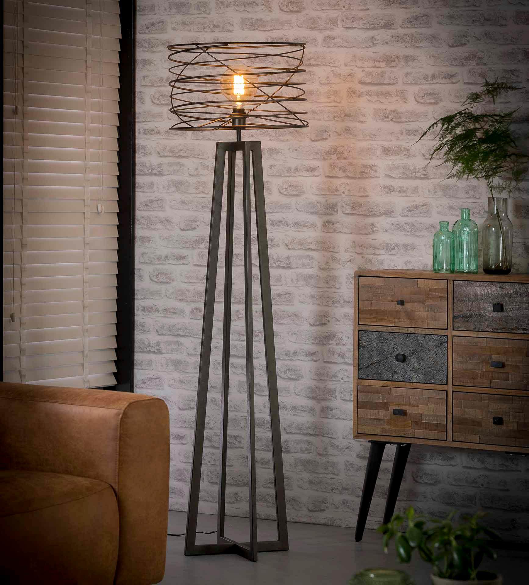 Lampadaire industriel droit abat-jour tourbillon