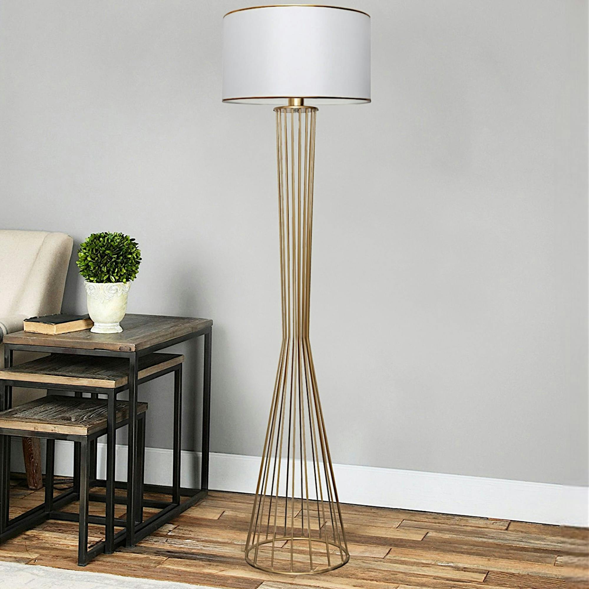 Lampadaire salon moderne doré avec abat-jour blanc SINOP