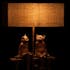 Lampe 2 chats sur un banc en résine marron 41x20x58cm