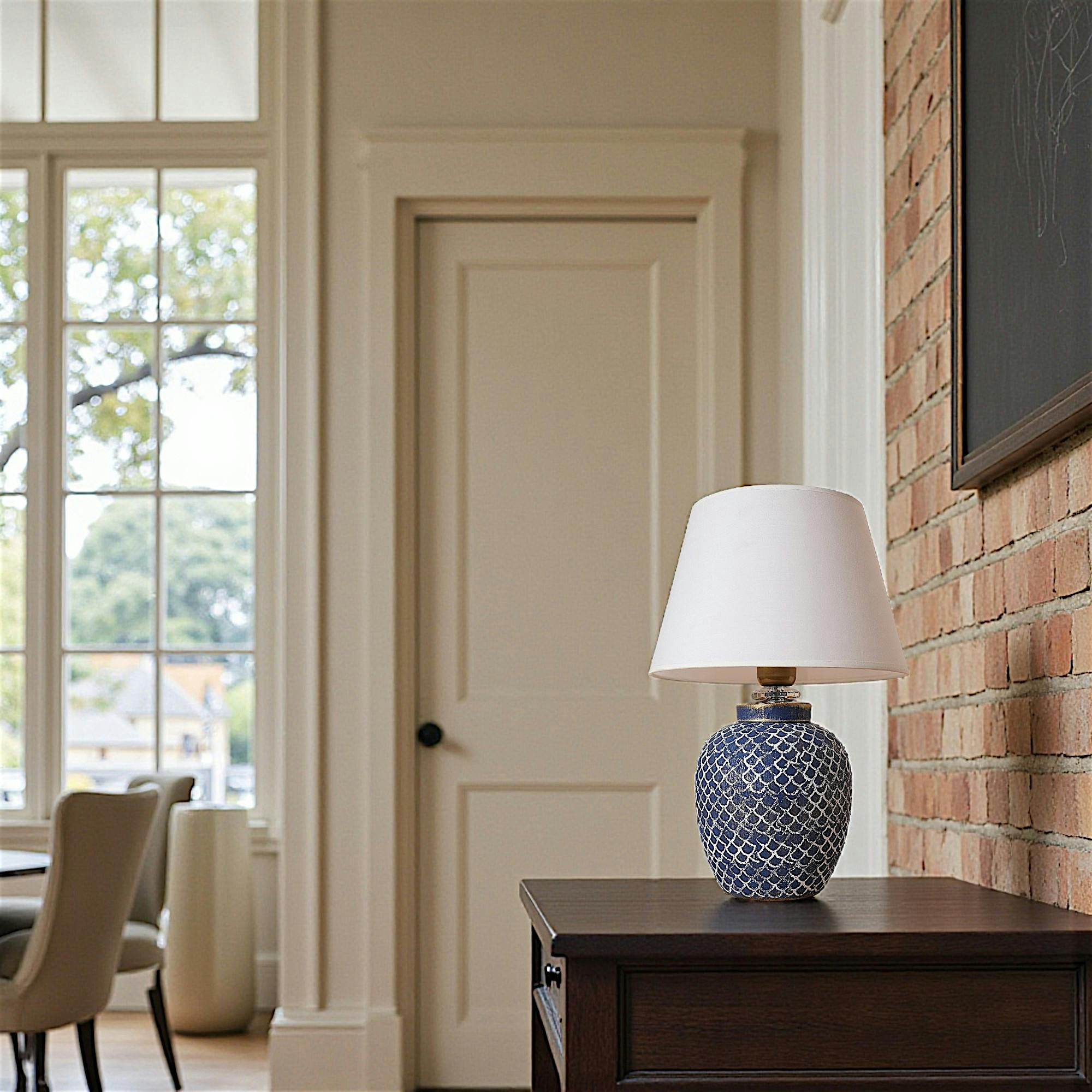 Lampe à poser bord de mer bleue, motif écailles KARS