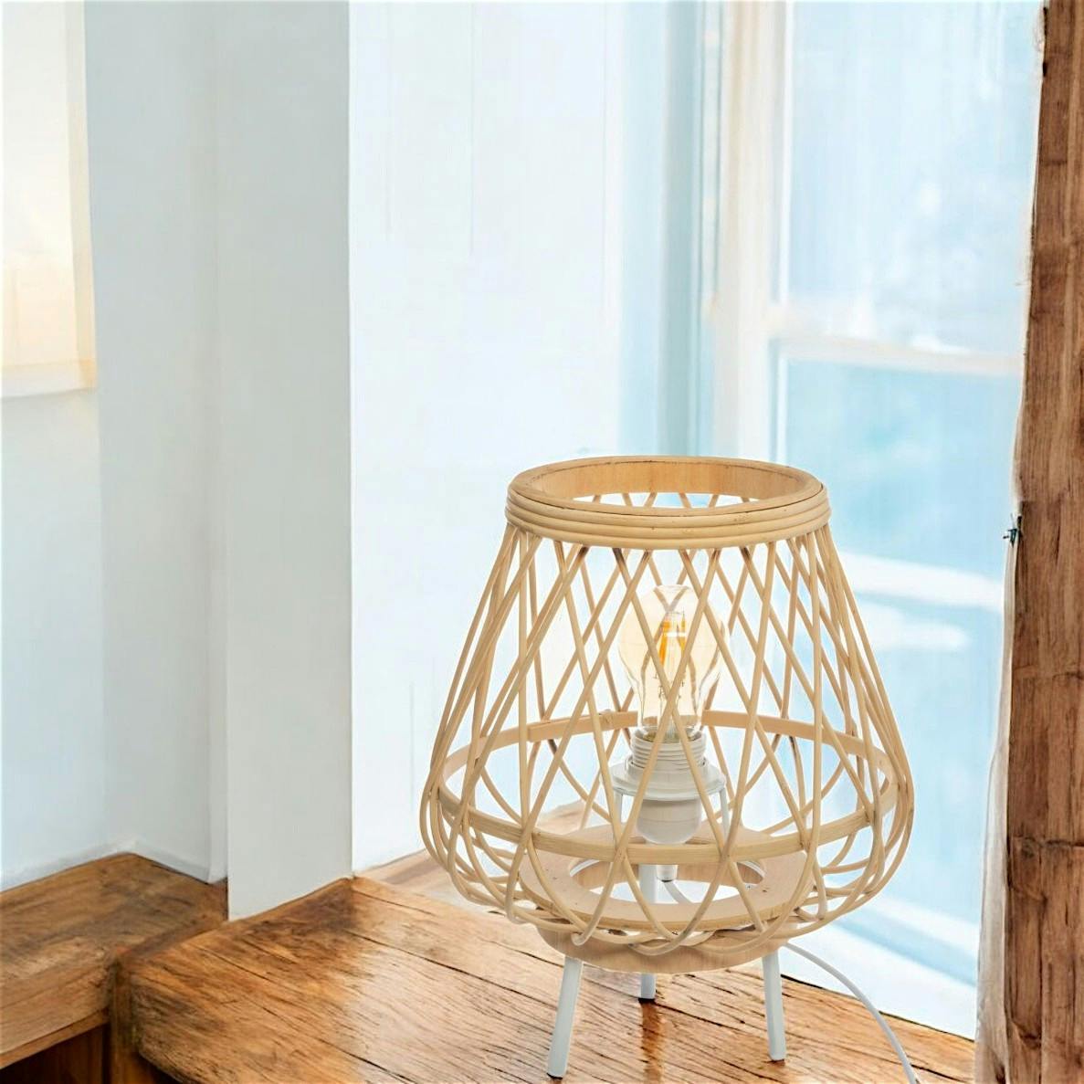 Lampe de table trépied en bambou ajouré