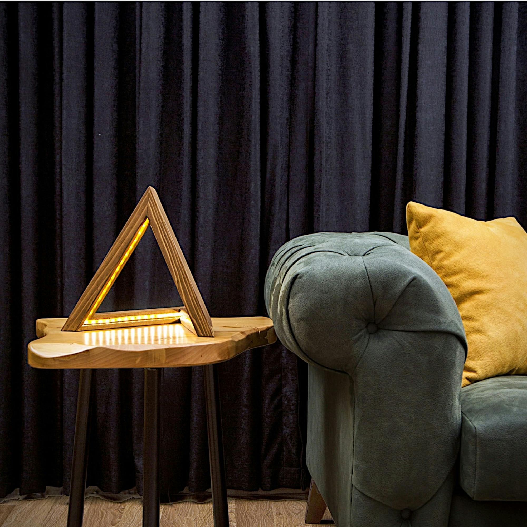 Lampe décorative moderne en bois, forme triangle ULM