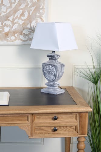 Lampe en bois gris patiné et abat-jour blanc forme trapèze 30x22xH50cm