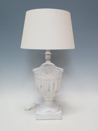 Lampe en résine blanche effet vieilli et abat-jour blanc H58cm