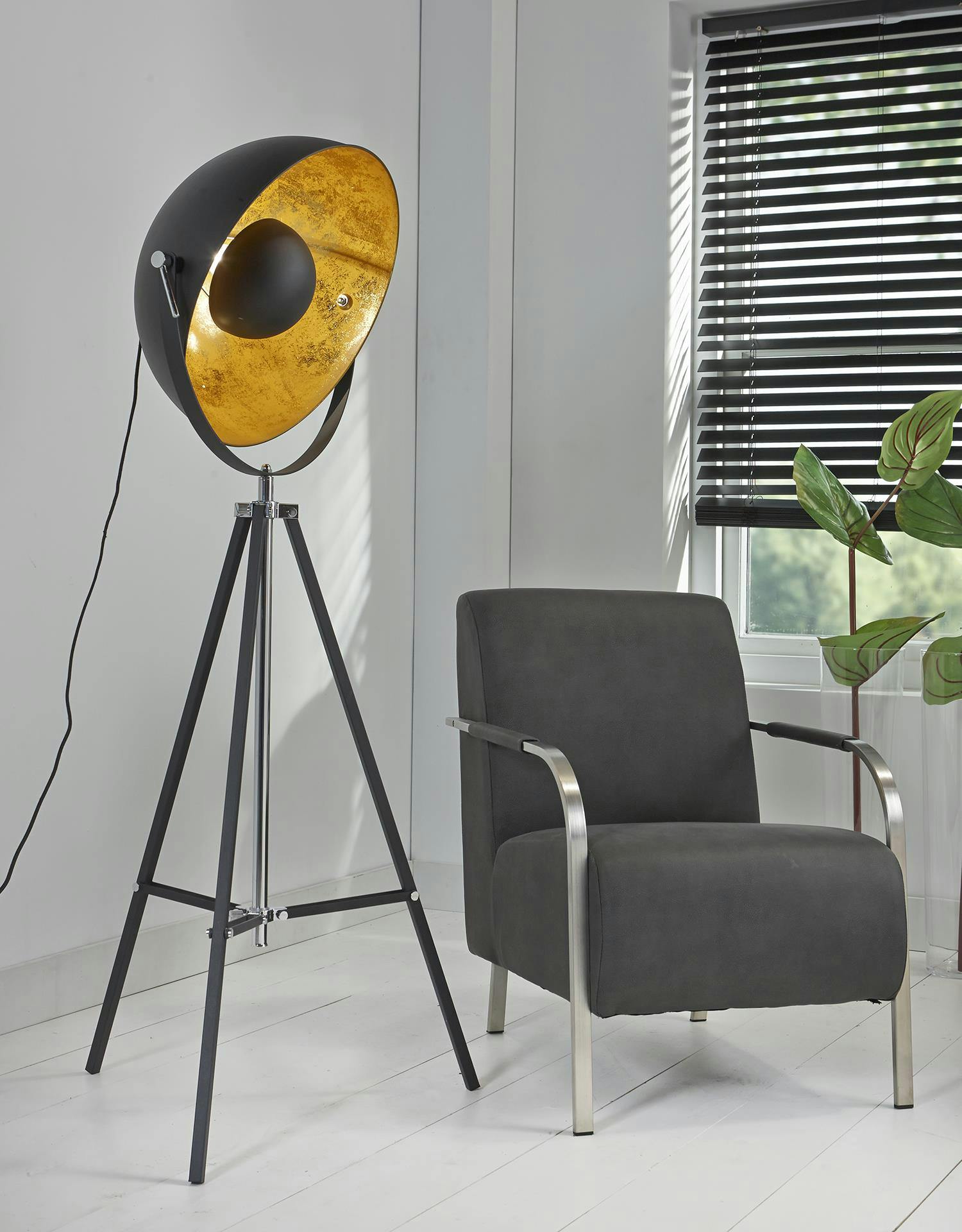 Lampe projecteur noire intérieur or sur trépied TRIBECA