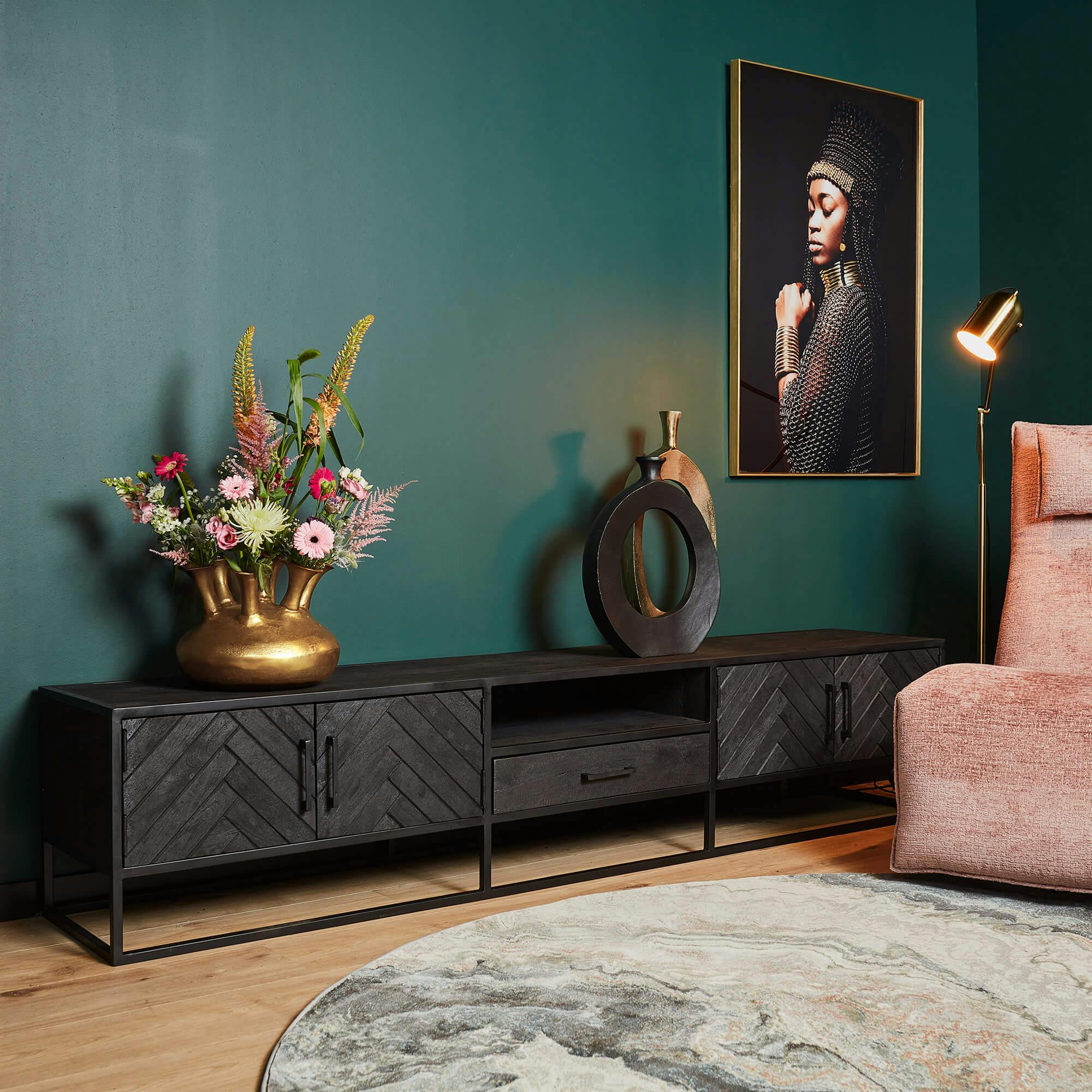Long meuble TV bois noir 4 portes motif chevron ALVERA