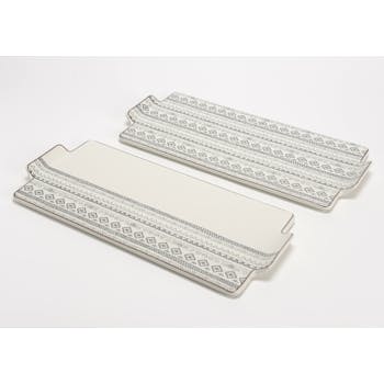 Lot de 2 Plateaux Steppe en porcelaine écrue avec motifs linéaires et liseré couleur bordeaux