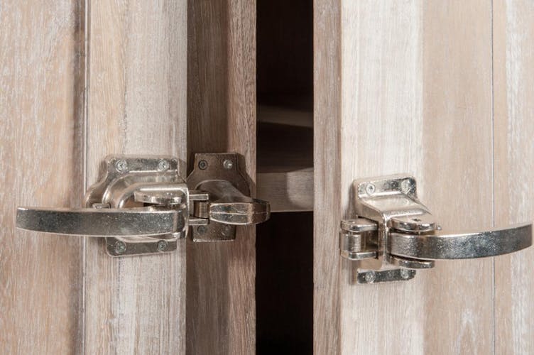 Meuble bar bois naturel patiné grisé blanchi sur roues, 2 tiroirs, 2 portes L127xP58,5xH115cm PAOLIA