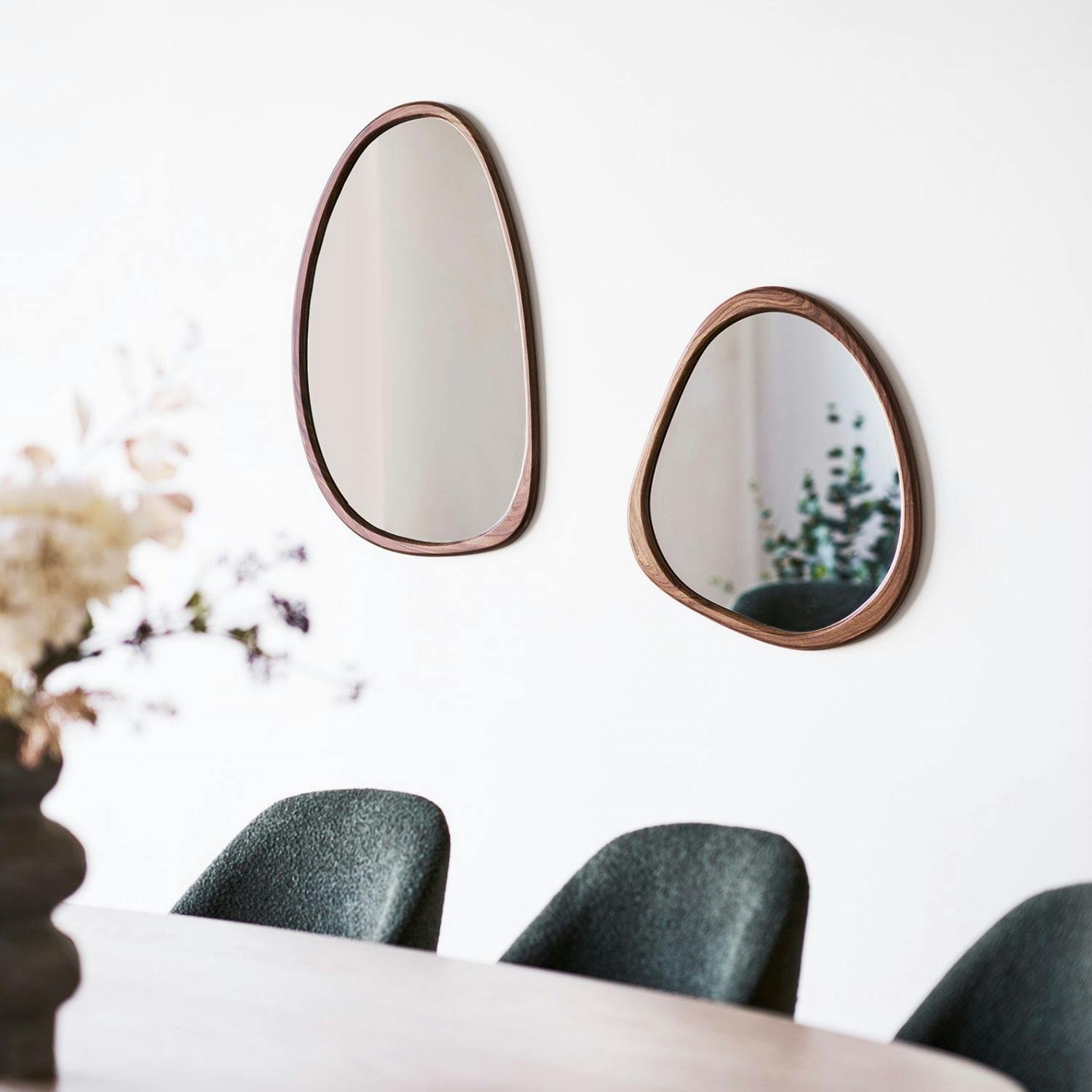 Miroir design organique avec cadre effet bois foncé BRIG