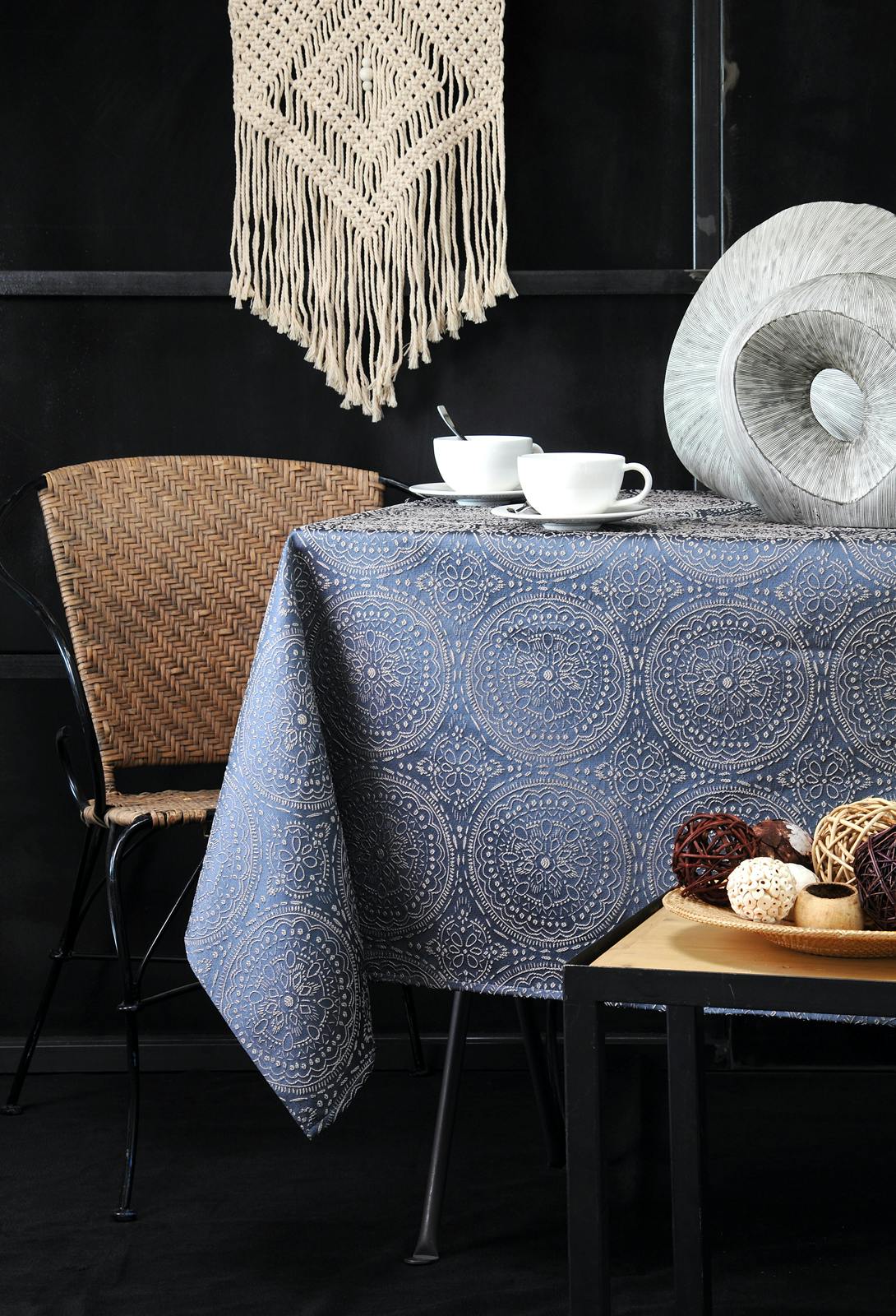 Nappe bleue inspiration Indienne motifs géométriques blancs 140x240cm KOLAM