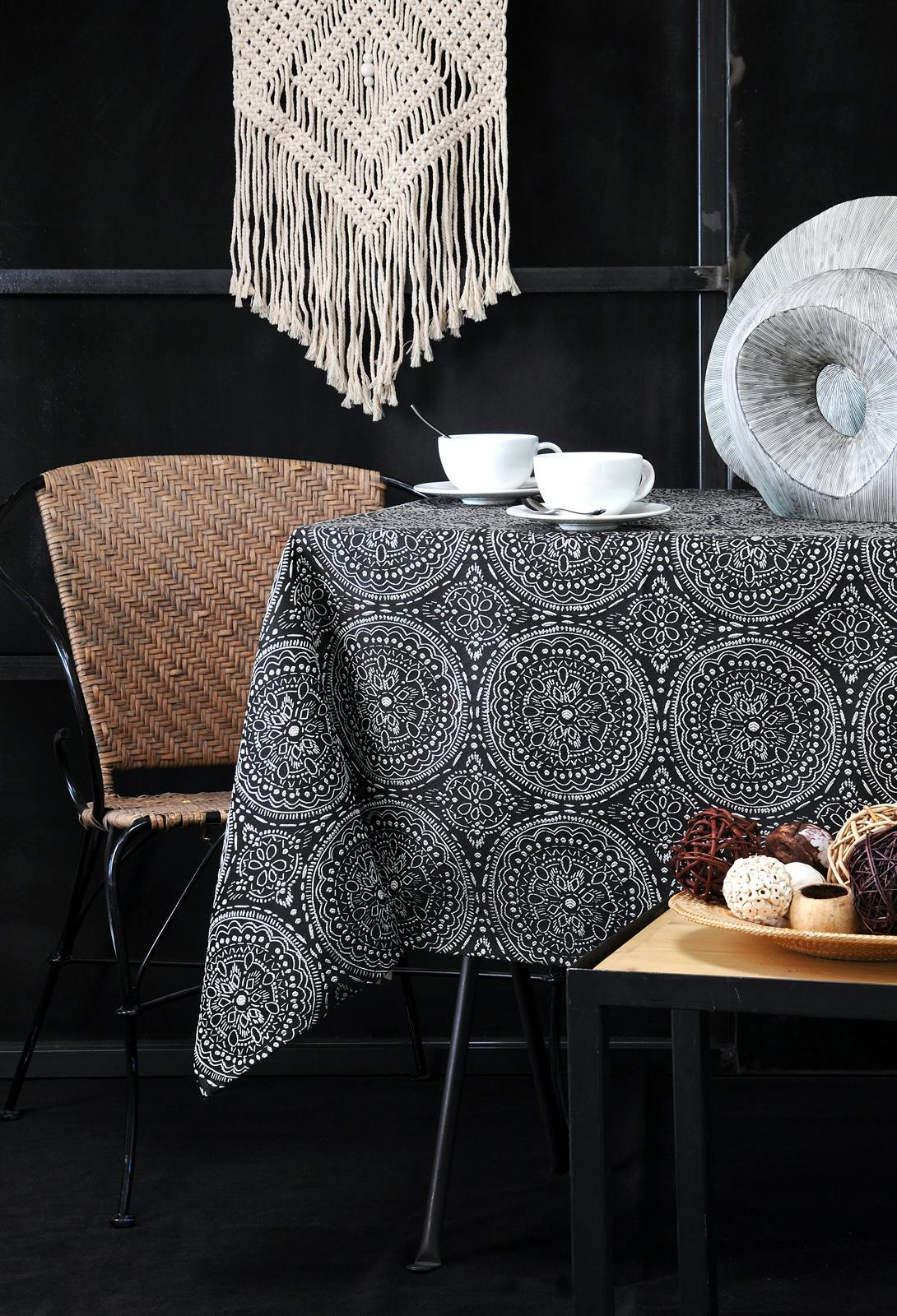 Nappe noire inspiration Indienne motifs géométriques blancs 140x240cm KOLAM