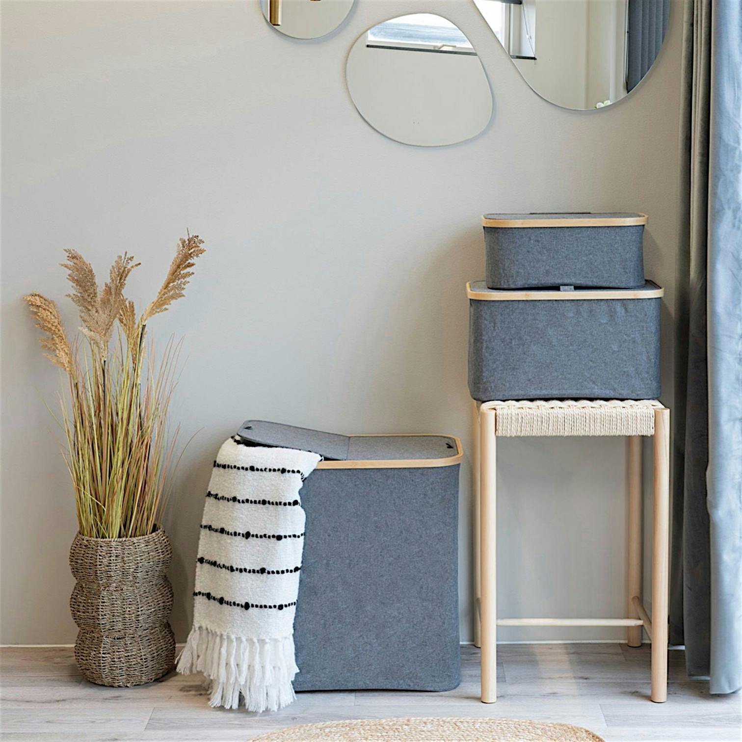 Panier à linge gris avec couvercle