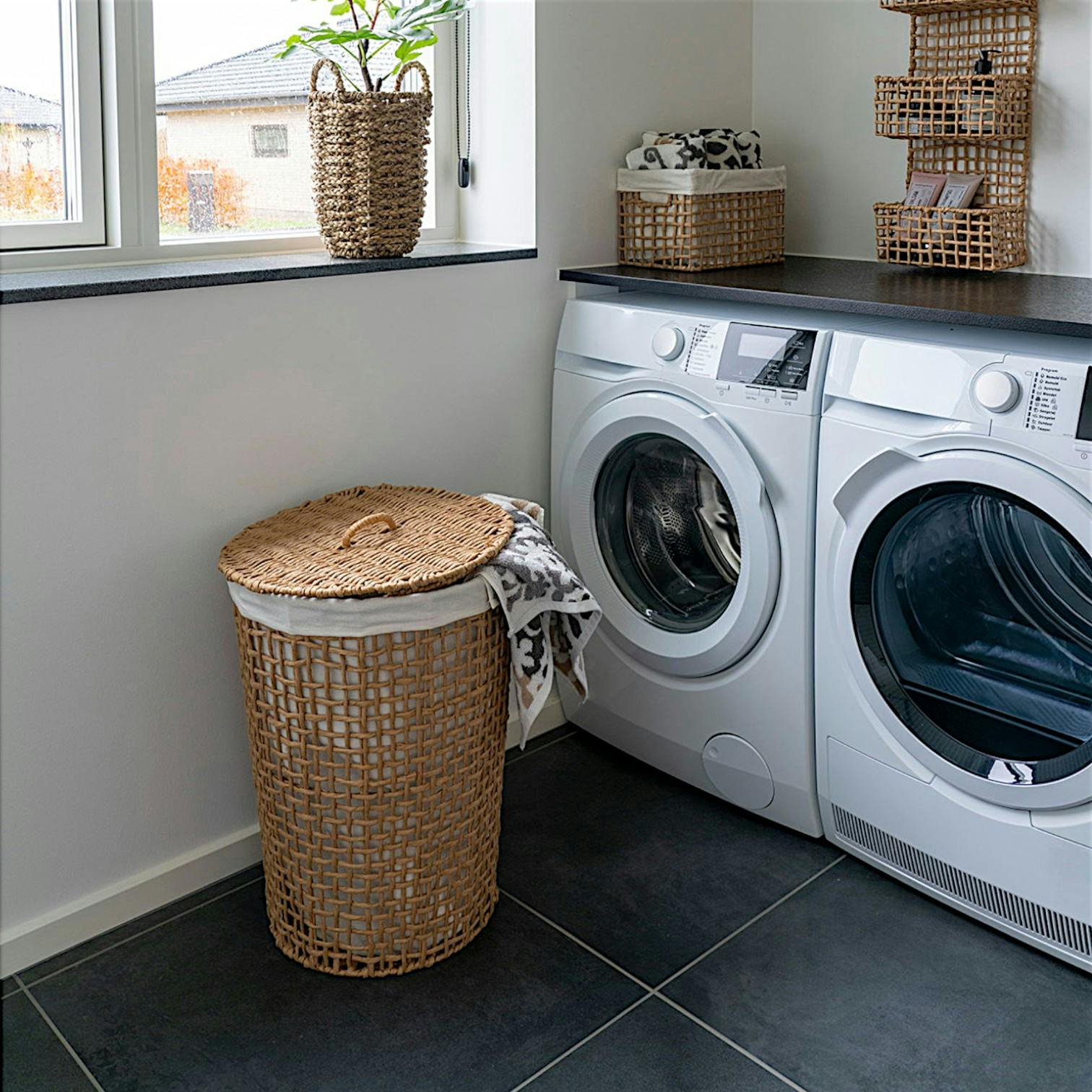 Panier à linge rond en fibres tressées naturelles