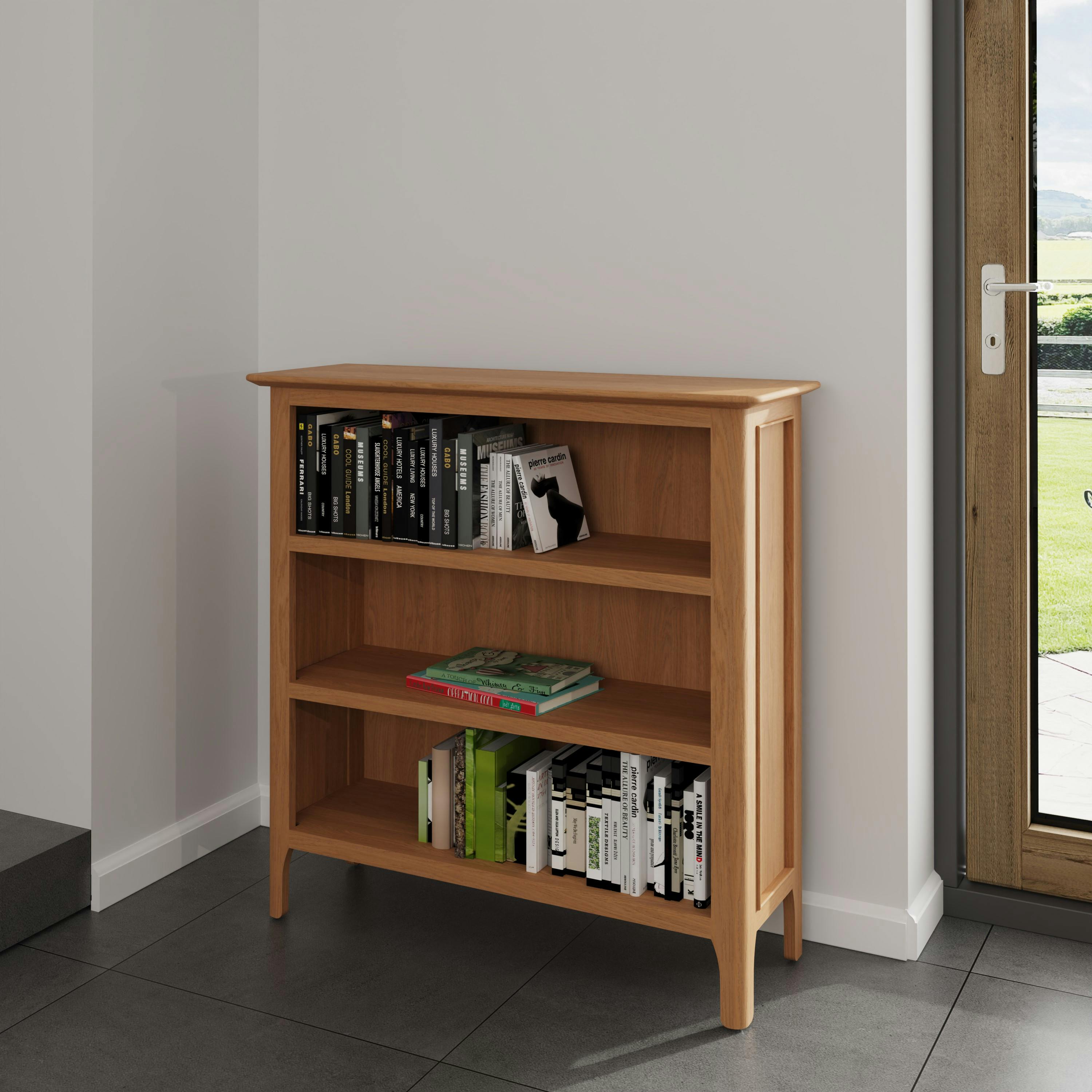 Petite bibliothèque basse en bois de chêne clair CRUZ