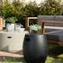 Petite table basse de jardin béton noir forme tonneau SUMMER
