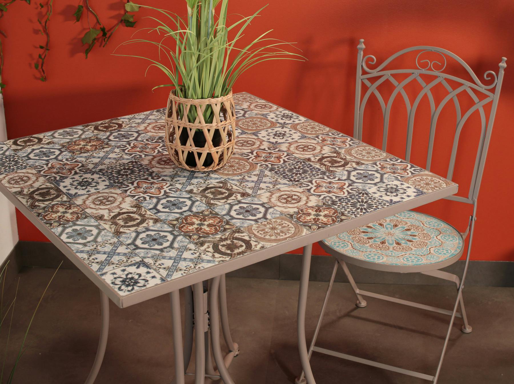 Petite table de jardin en mosaïque bleue et taupe (78x78 cm) GRENADE