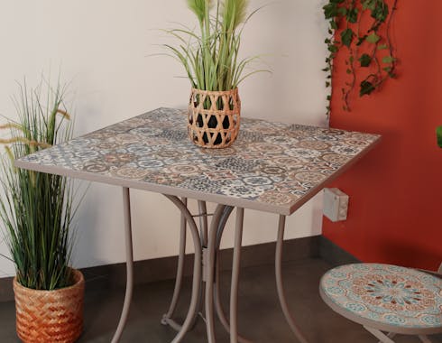 Petite table de jardin en mosaïque bleue et taupe (78x78 cm) GRENADE