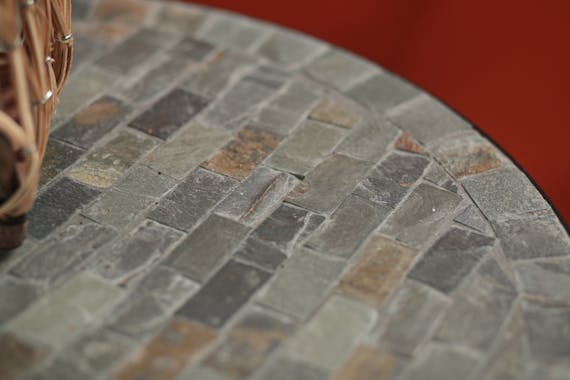 Petite table de jardin ronde en pavés de mosaïque tons bruns D. 70 cm GRENADE