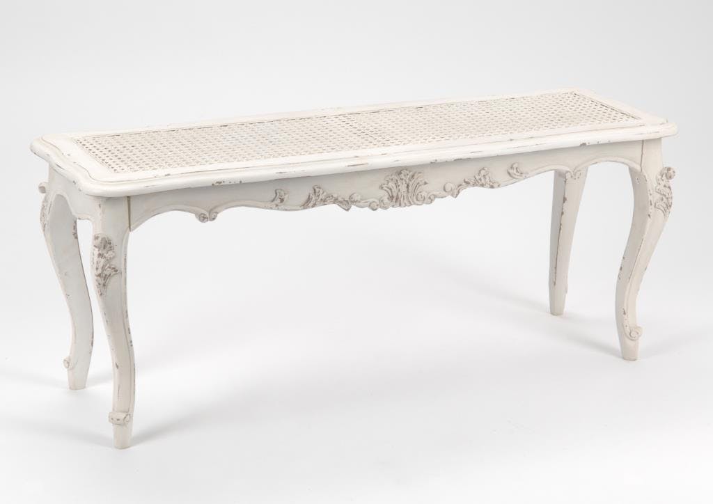 Pied de lit canné shabby romantique en bois blanc vieilli 110 cm LOUISE L110xP35xH45 AMADEUS