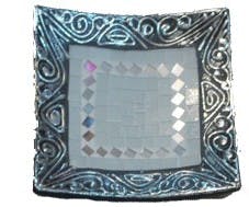 Plat / Coupe carrée en terre cuite décor mosaique blanc et argenté 20x20cm