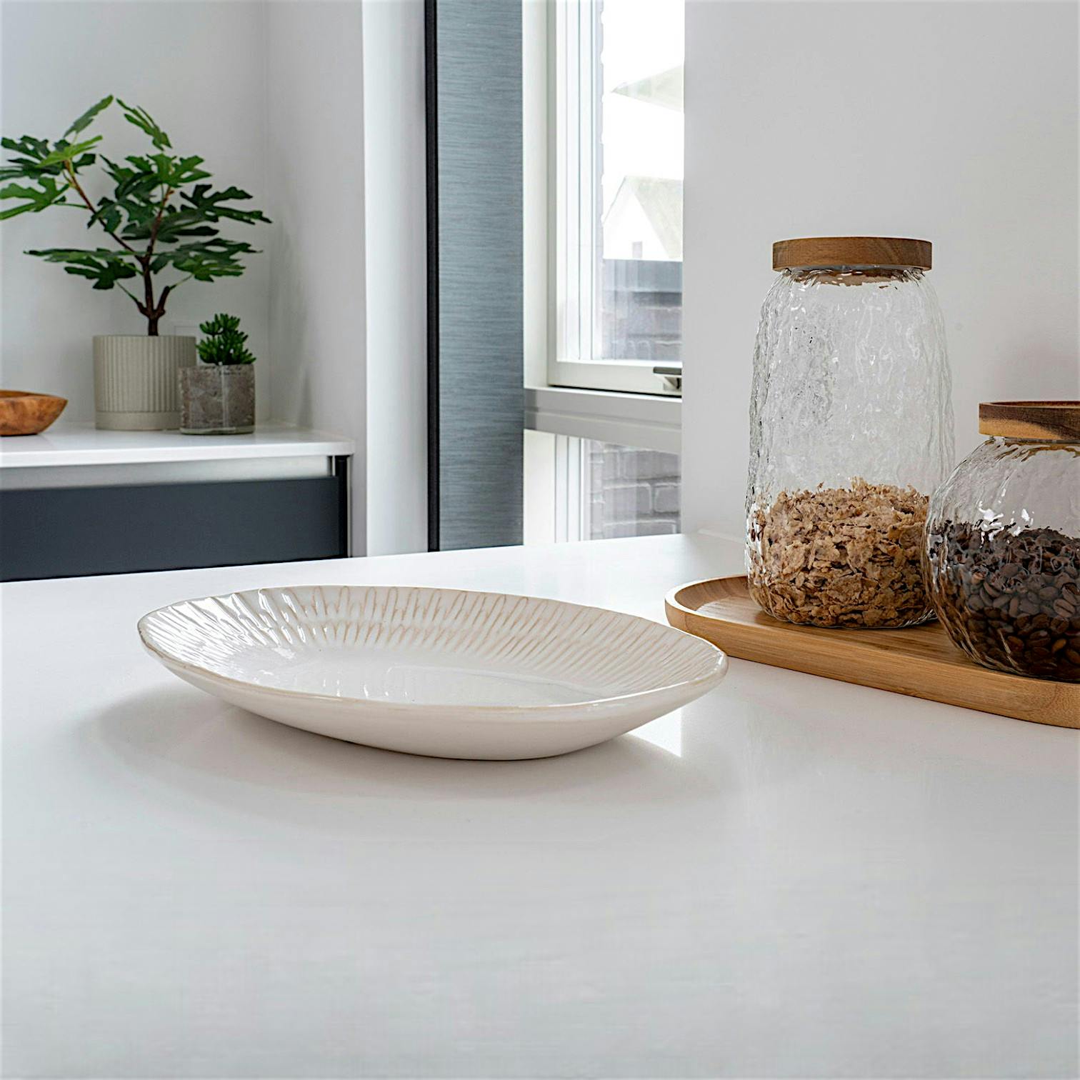 Plat en céramique blanche à motifs graphiques