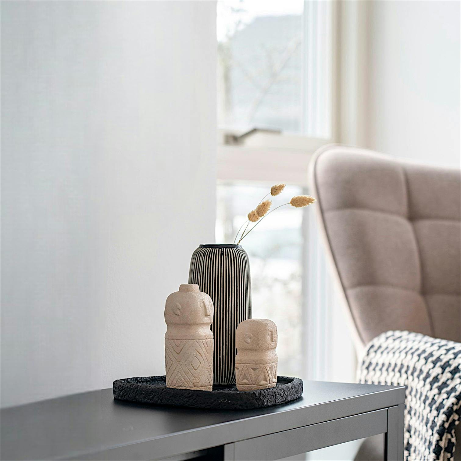 Plateau décoratif en ciment noir forme organique