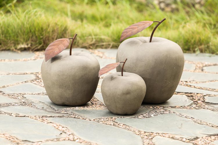 Pomme en magnésie grise effet ciment H22,5cm