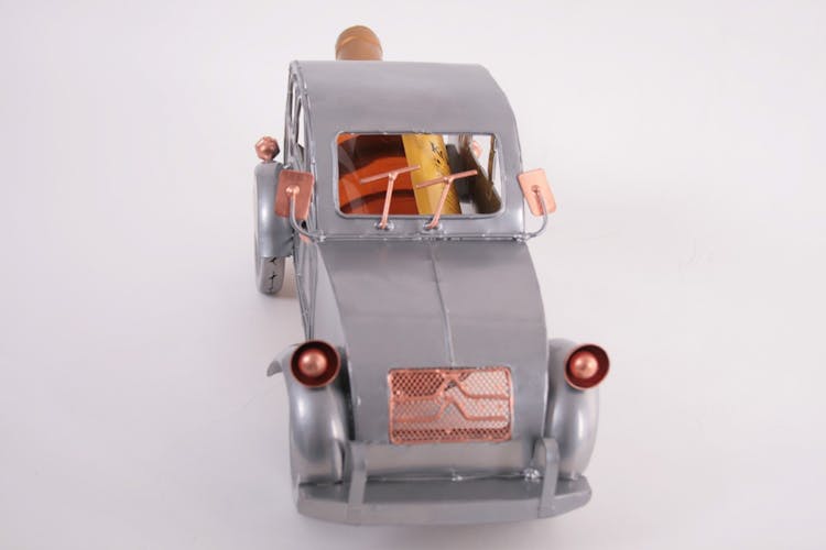 Porte bouteille Vieille voiture 2CV avec les balais essuis-glaces relevés, en métal 31x14xH15cm - Coloris alu et cuivre