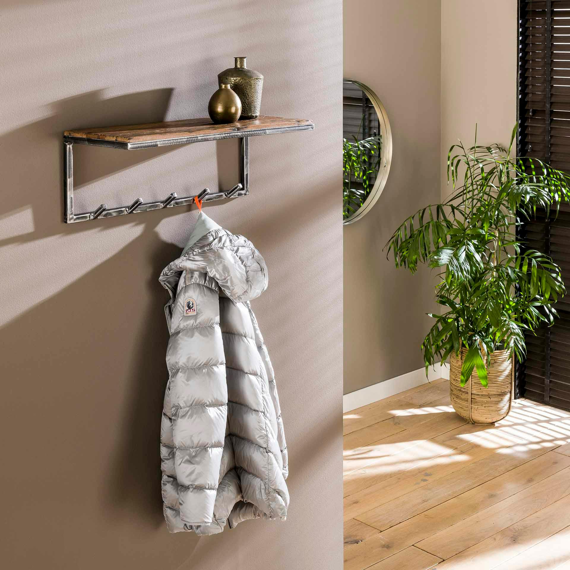 Portemanteau mural bois recyclé brut 5 crochets 1 étagère OMSK