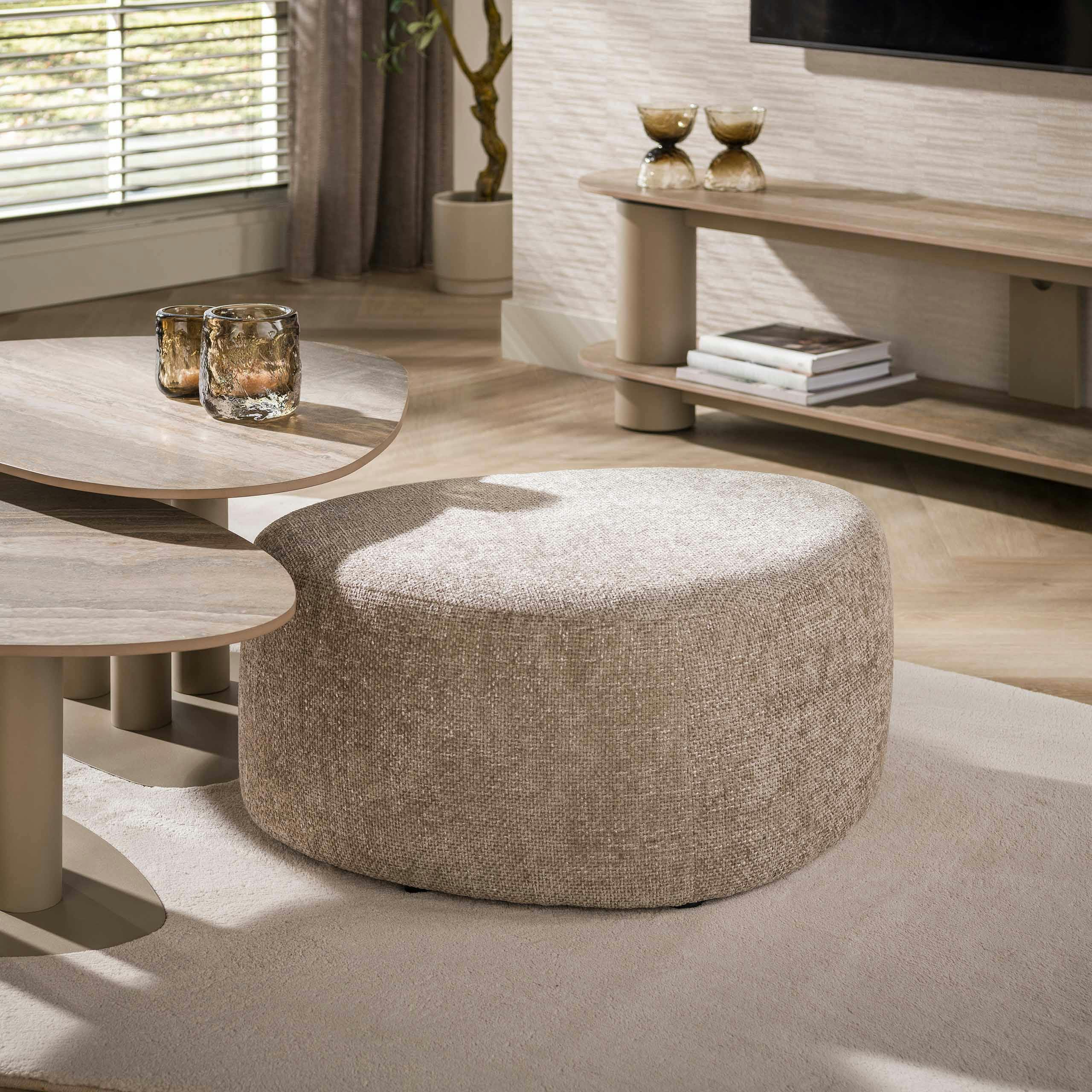 Pouf beige design triangulaire COLISEE