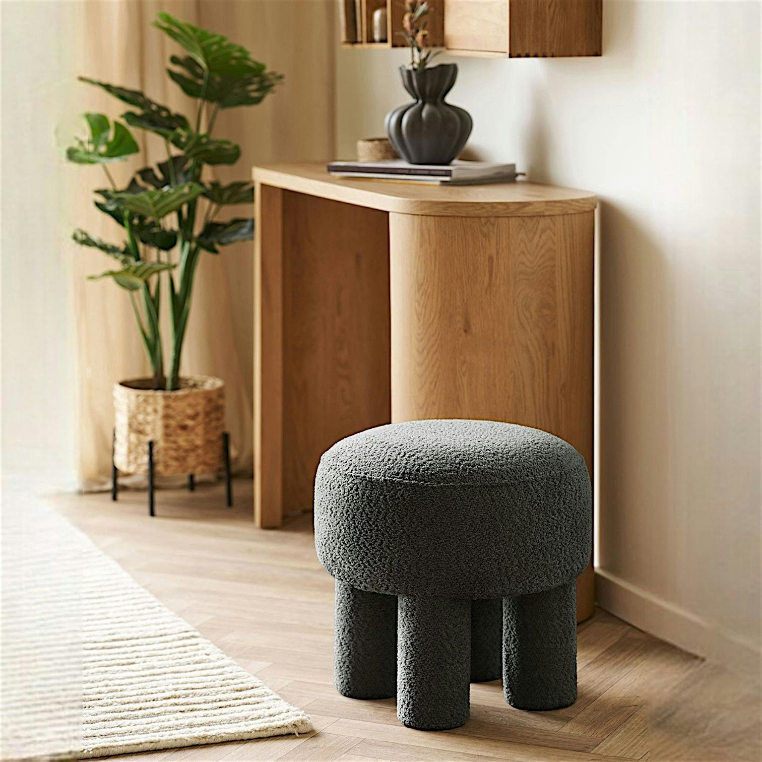 Pouf bouclette gris charbon à pieds larges BERLIN