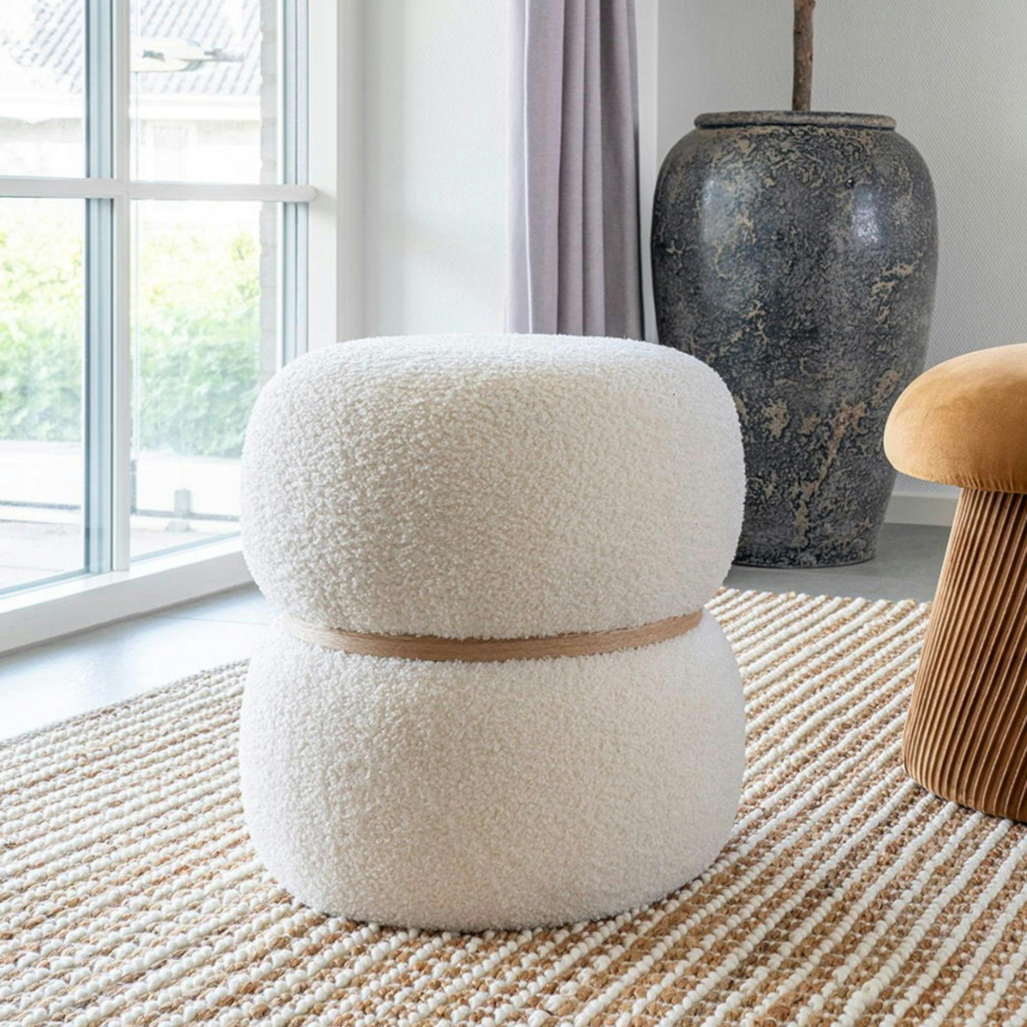 Pouf de salon blanc effet fourrure avec cerclage bois BRUGES