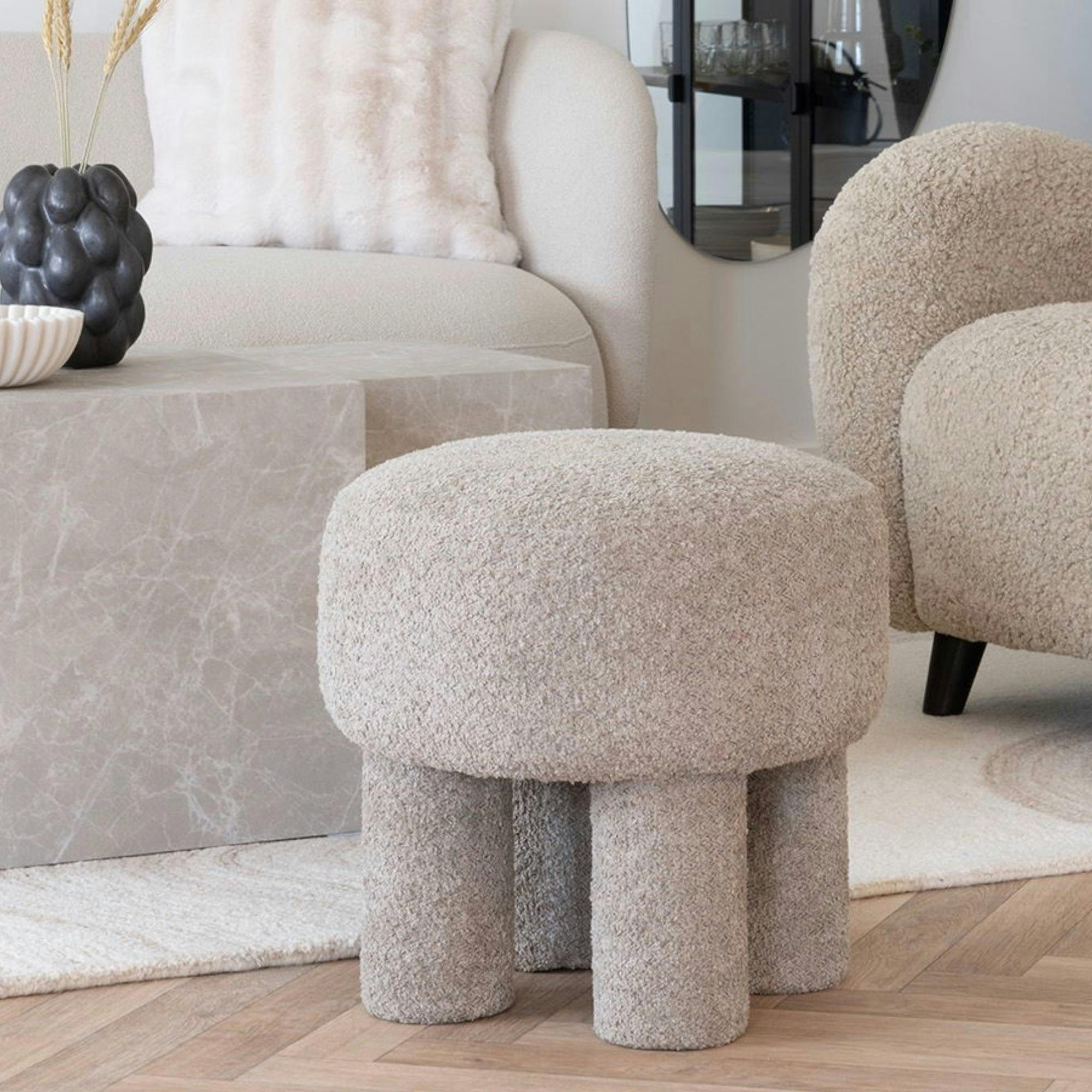 Pouf de salon gris clair sur pieds BRUGES
