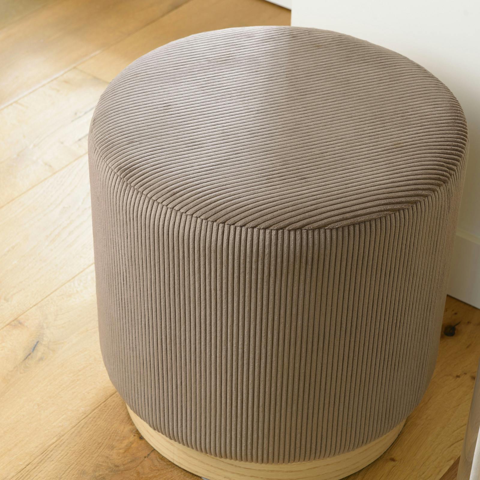 Pouf Design NAORA En Velours Côtelé Beige - Pieds En Bois Clair, Dimensions 38x38x40 Cm
