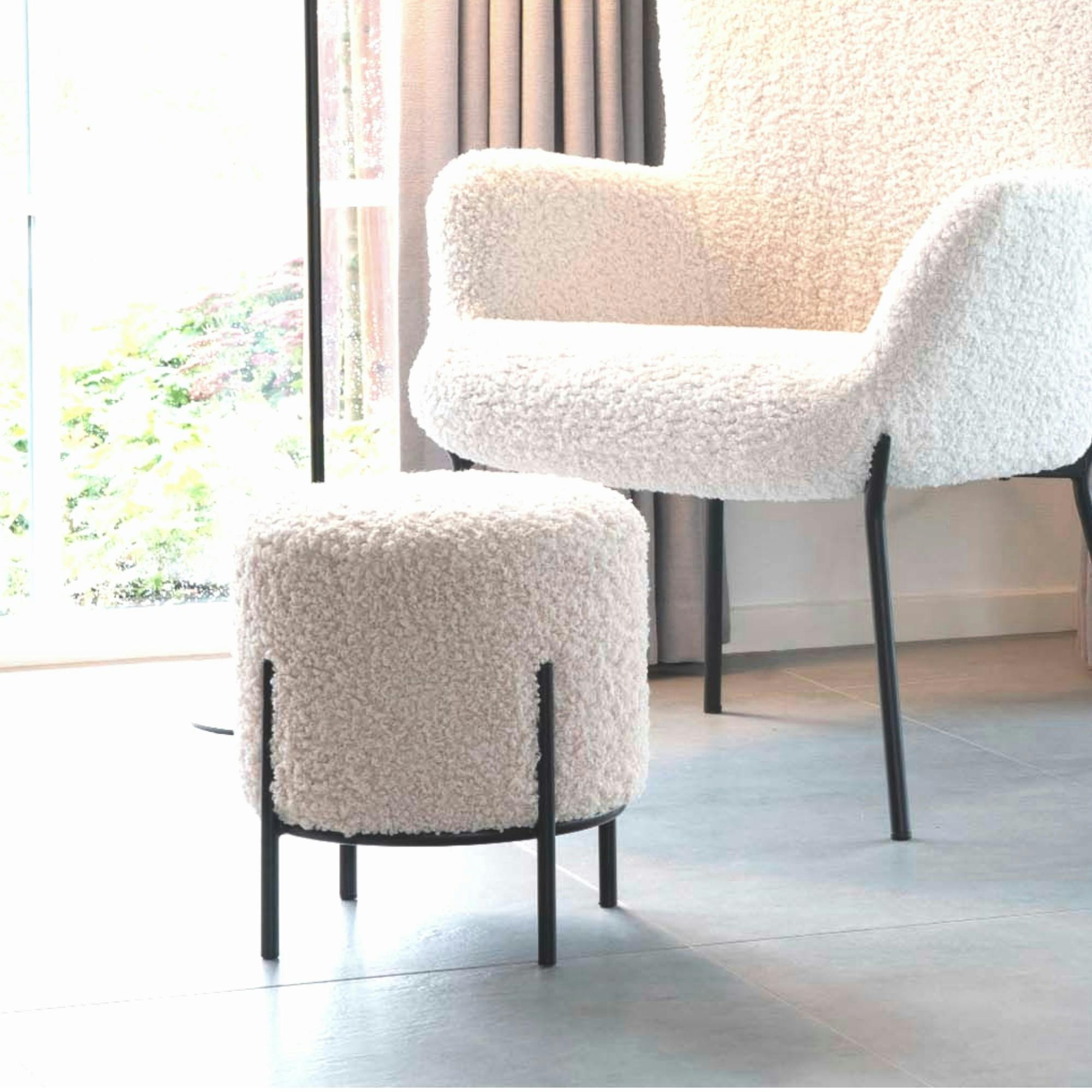 Pouf rond blanc effet fourrure avec pieds en métal noir BRUGES