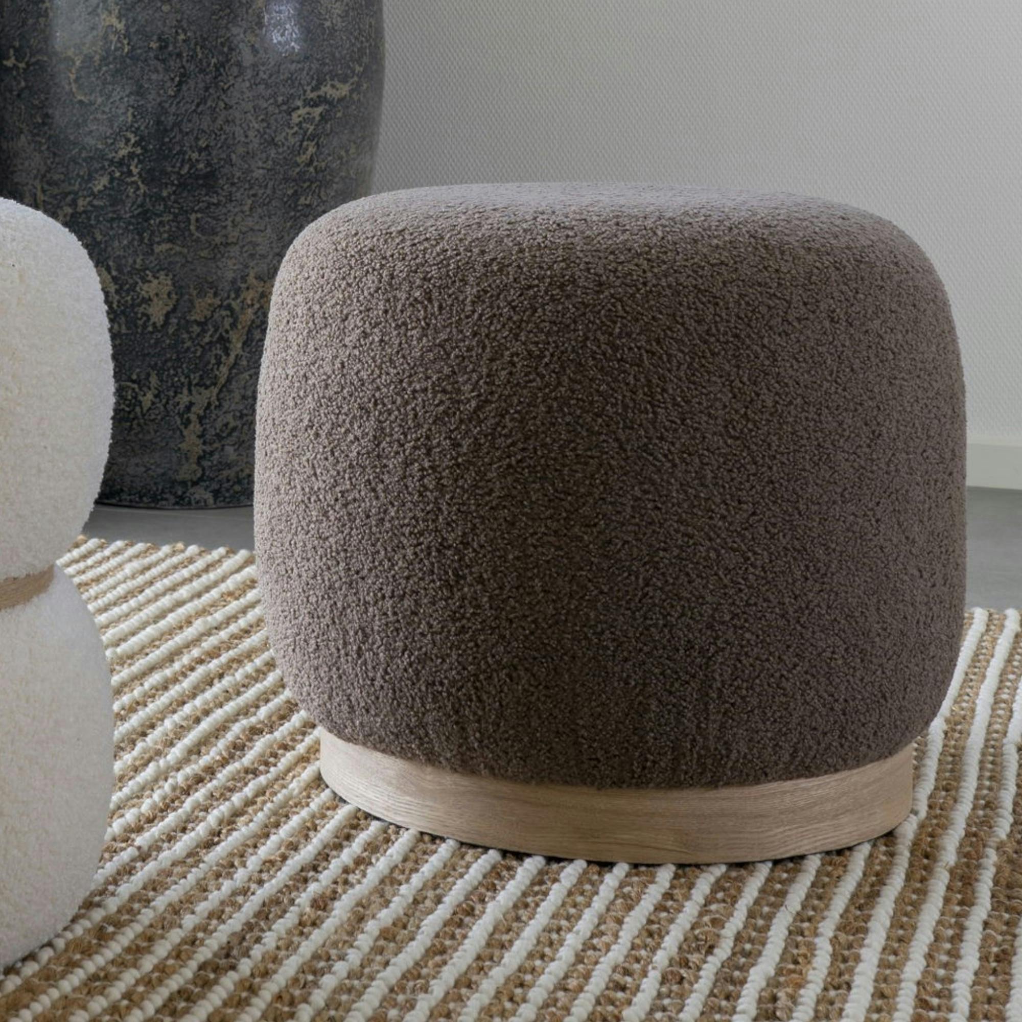 Pouf rond marron effet fourrure sur base bois BRUGES