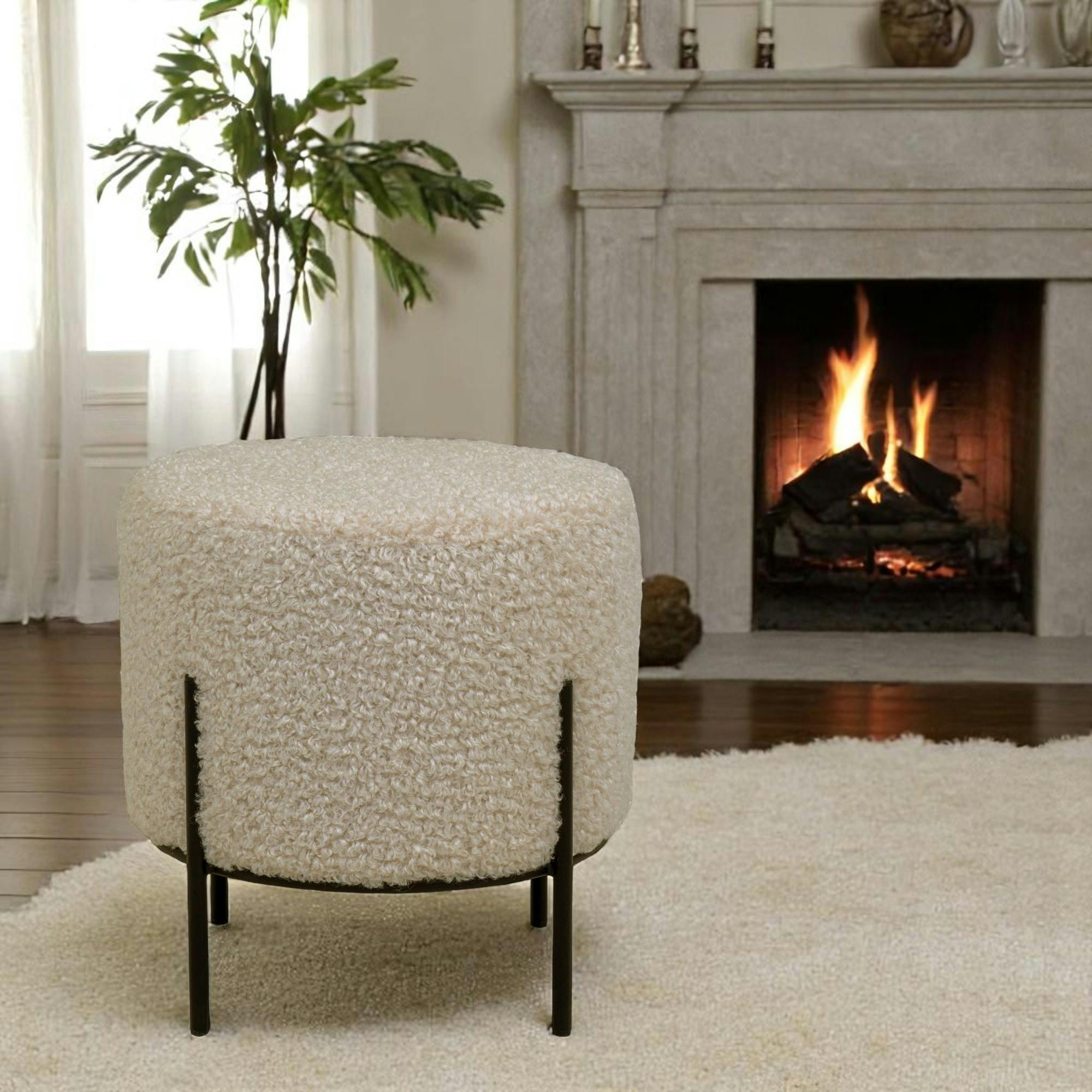 Pouf rond taupe effet fourrure avec pieds en métal noir BRUGES